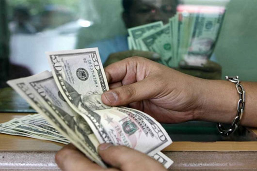 Por la mañana, el dólar en $ en casas de cambio del AICM