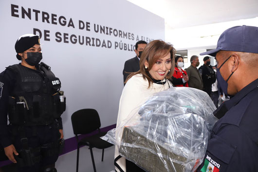 Dota Lorena Cuéllar de uniformes a elementos de seguridad municipal con inversión de 22 mdp 