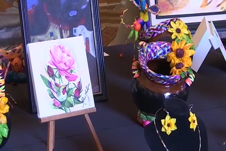 Conozca la obra de Marisol y Rocío Flores Moctezuma que se exhibe en la Secretaría de Turismo