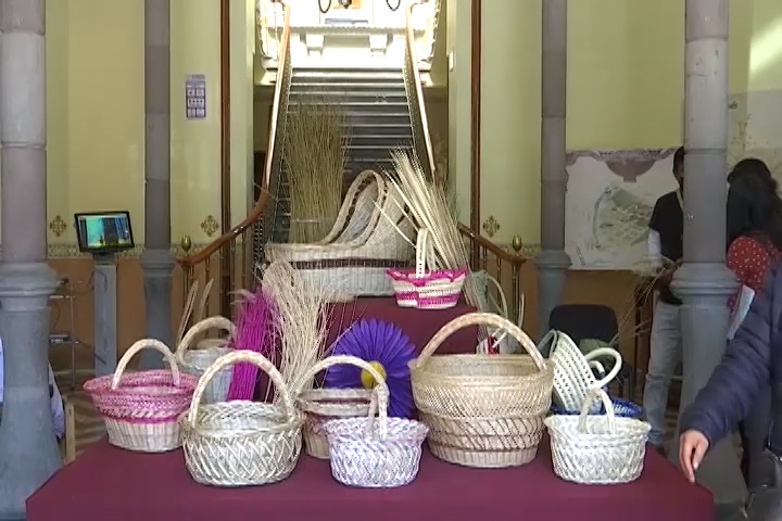 Invita Secretaría de Turismo a visitar la exposición de artesanos de cestería