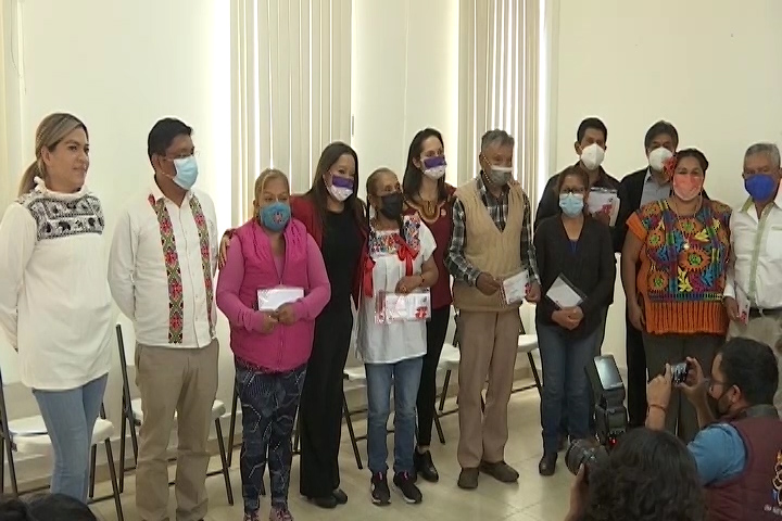 Beneficiadas del programa “Bienestar para personas Indígenas” lanza novedosos productos bordados