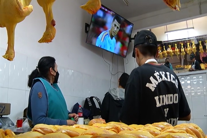 En Apizaco comerciantes dedican tiempo a ver los partidos del Mundial 