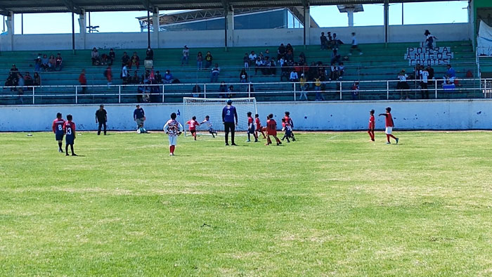 Dan continuidad a liga infantil de futbol en Chiautempan 