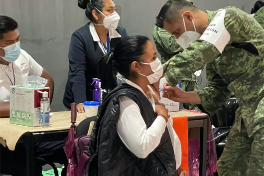 Retraso en llegada de lotes de vacunas a México generó la reprogramación de inoculación a trabajadores de la educación 