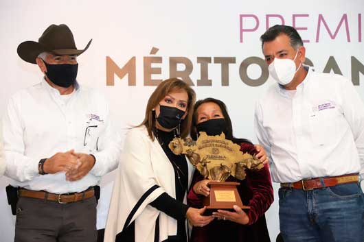 Gobernadora Lorena Cuéllar entregó el Premio Estatal al Mérito Ganadero 2021