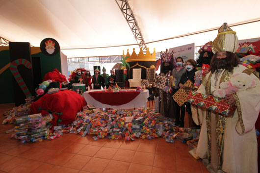 De manera simbólica, Secture entregó al Sedif juguetes donados en la Villa Navideña