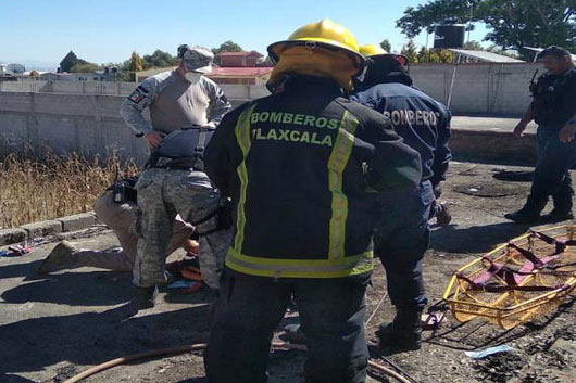 Atiende cuerpo de bomberos a hombre electrocutado en Yauhquemehcan 