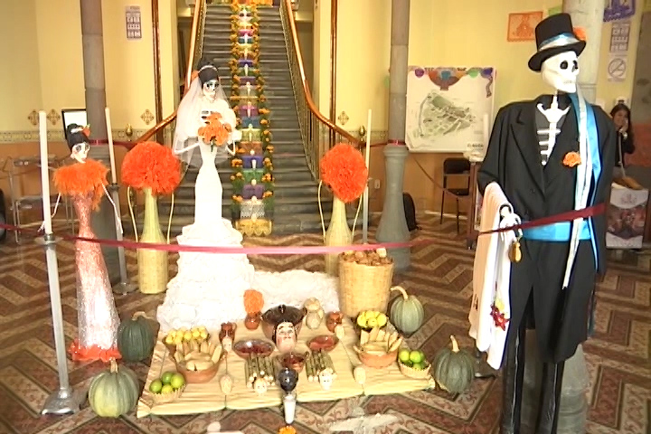 La Secretaría de Turismo de Tlaxcala se viste gala con el altar de muertos 