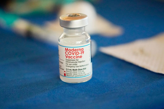 Aprueba Reino Unido vacuna contra covid-19 adaptada a ómicron