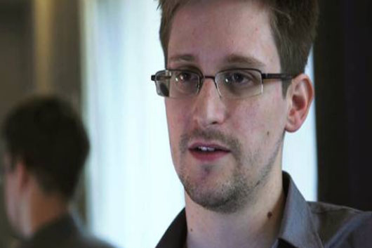 Edward Snowden, ex agente de inteligencia de EU, recibe pasaporte ruso