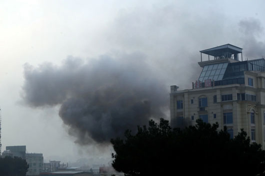Mueren tres personas en ataque contra hotel en Kabul