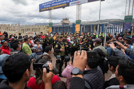 Unos cinco mil turistas varados en Cusco por bloqueos en Perú