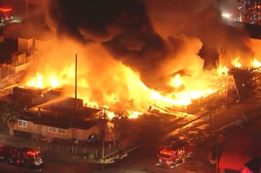 Incendio consume centro comercial en California
