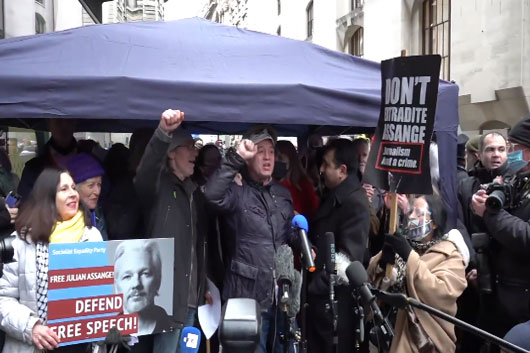 Corte británica abre la puerta para la extradición de Assange a EU 