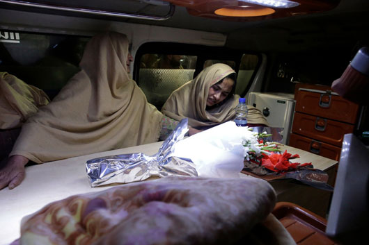 Mueren por frío 22 atrapados en autos tras nevada en Pakistán