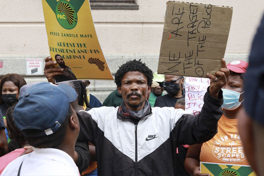 Acusan de “terrorismo” a sospechoso de incendiar Parlamento sudafricano