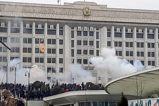 Protestas en Kazajistán por alza del gas; cae gobierno y declaran emergencia 