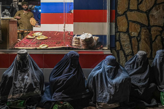 Ordenan talibanes en tiendas de Kabul que mujeres 