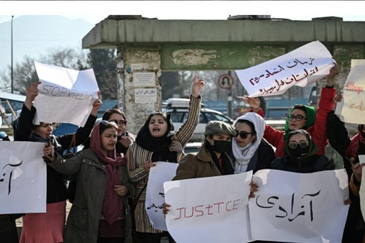 Talibanes dispersan con gas pimienta manifestación de mujeres en Kabul