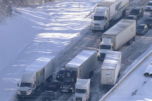 Cientos de vehículos quedan varados más de 15h en la nieve en Virginia