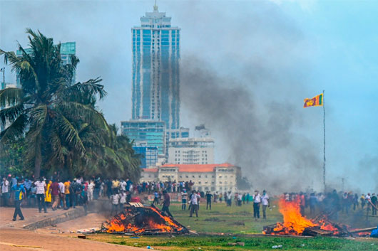 Renuncia el primer ministro de Sri Lanka tras enfrentamientos