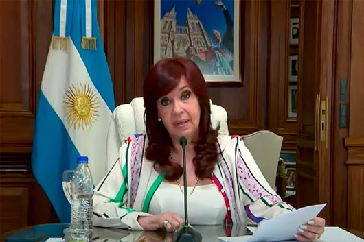 Cristina Fernández llama “pelotón de fusilamiento” a tribunal argentino