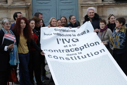 Aprueban diputados franceses inscribir el aborto en la Constitución