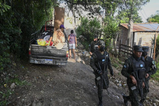 Policía militar toma control de la seguridad en colonias de Honduras