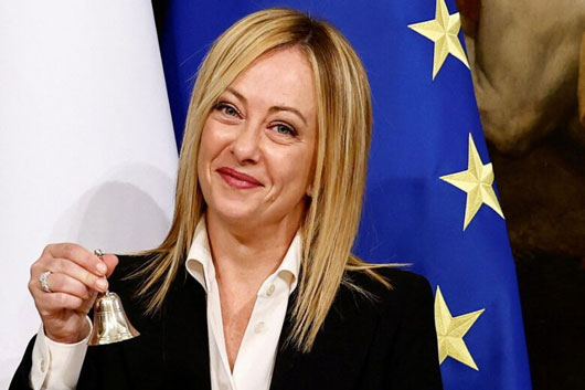 Primera ministra de Italia niega simpatía con el fascismo  