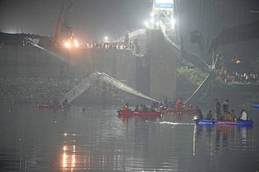 Desplome de puente sobre un río deja 132 fallecidos en India