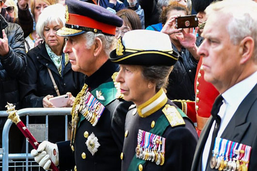 Carlos III encabeza procesión fúnebre de Isabel II en Edimburgo, Escocia