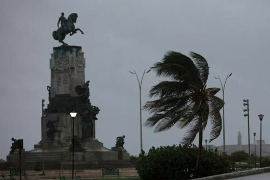 Huracán ‘Ian’ azota Cuba y Florida se prepara para los daños