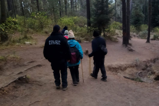 Policía de montaña auxilia a familia extraviada en La Malinche 