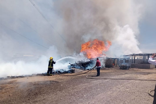 Bomberos extingue incendio de pastizal en el municipio de Sanctórum