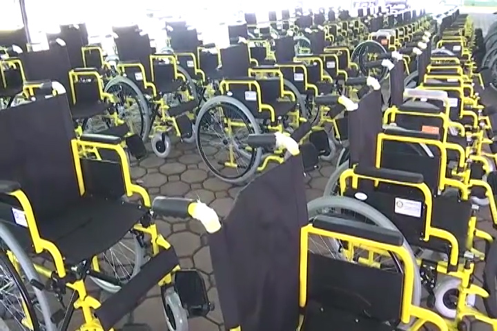 El SEDIF y fundación Teletón entregaron 100 sillas de ruedas a personas con discapacidad y adultos mayores 