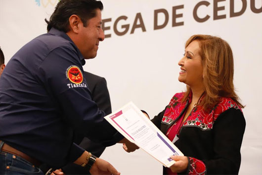 Entregó gobernadora Lorena Cuéllar cédulas a transportistas de materiales relacionados con ejecución de obra pública