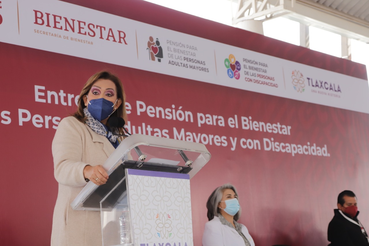 Presenció Lorena Cuéllar entrega de pensión para el bienestar de las personas adultas mayores y con discapacidad en Yauhquemehcan