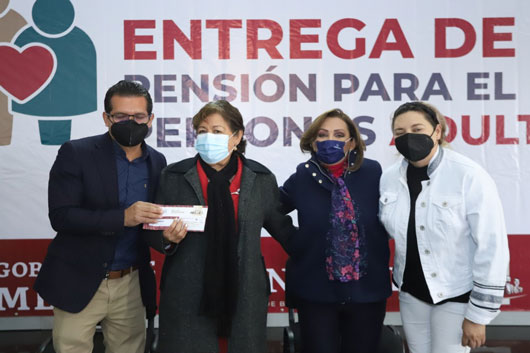 Presencia gobernadora Lorena Cuéllar la entrega de tarjetas de pensión a adultos mayores