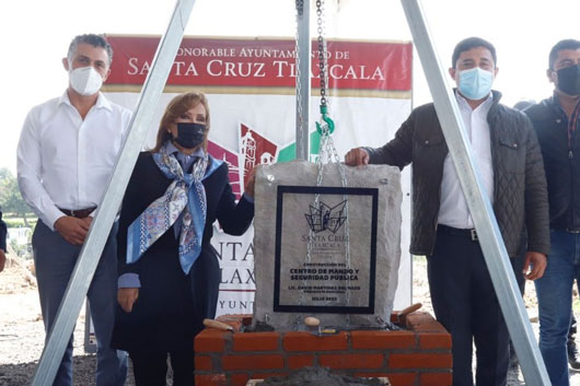 Colocó gobernadora Lorena Cuéllar primera piedra del c2 de Santa Cruz Tlaxcala