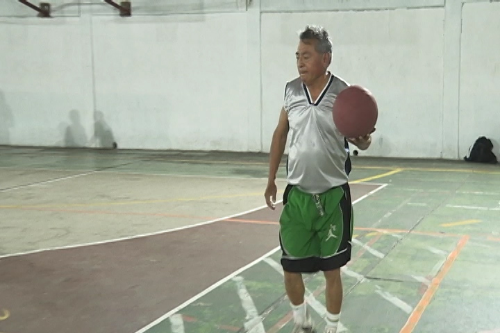 Arturo Xochitemolt sigue activo en el baloncesto a sus 66 años 