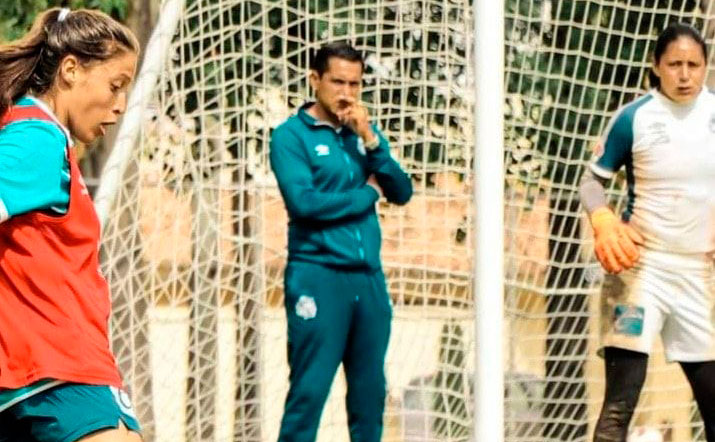 Cumple dos años Gabriel Hernández como entrenador de porteras del Club Puebla Femenil 