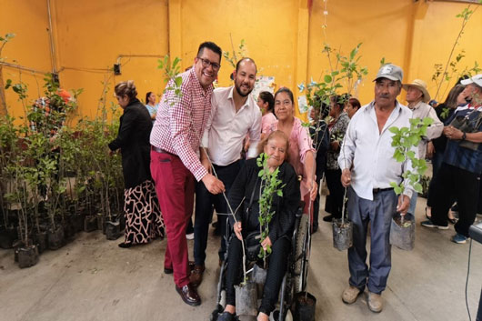 Realiza gobierno del estado donativo de árboles y magueyes en Calpulalpan