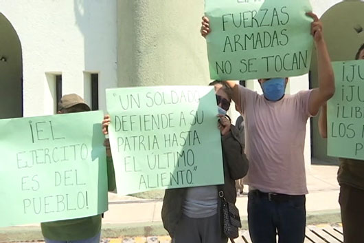 Se manifiestan ciudadanos para liberación de cuatro militares detenidos en Nuevo Laredo, Tamaulipas