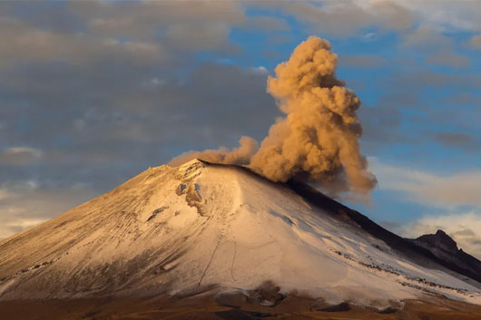 Cae ceniza del volcán Popocatépetl en Puebla y Estado de México
