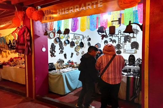Visitantes adquieren productos artesanales en “Tlaxcala, la Feria de Ferias 2023”
