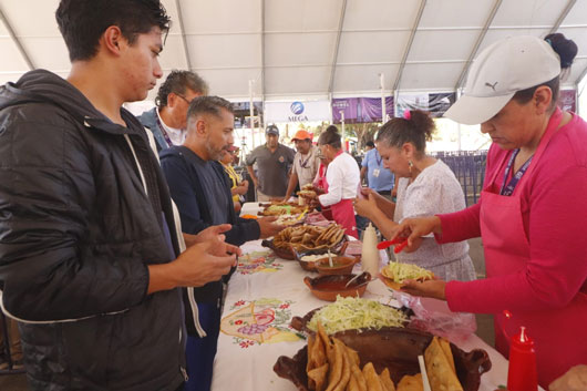 Familias enteras asistieron al primer día del Festival del Taco de Canasta y el Molote
