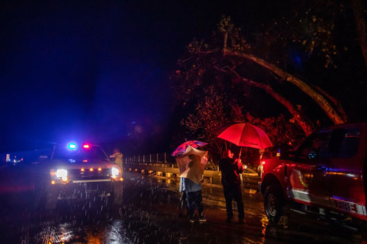 Lluvias en California dejan 14 muertos; desalojan ciudad de millonarios