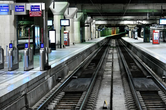 Estación de trenes en París suspende servicio por 