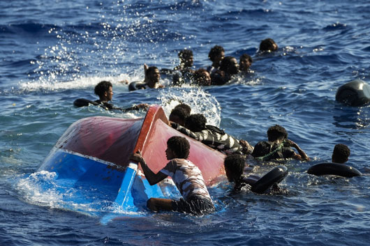 Rescatan a migrantes de naufragio al sur de Italia