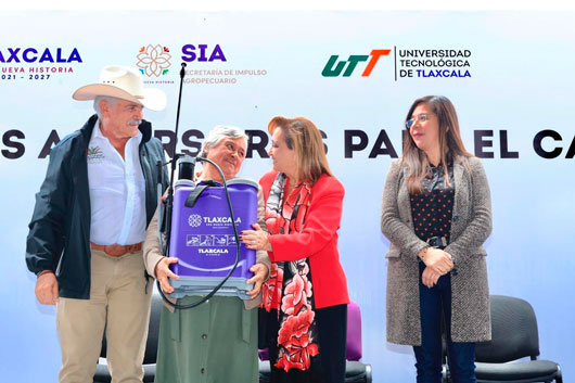 Benefició gobernadora a productores con la entrega de mochilas aspersoras